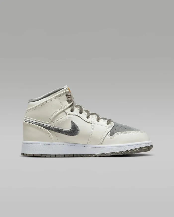 Kids Nike Jordan Air Jordan 1 Mid SE Sailmetallic Goldflat Pewter