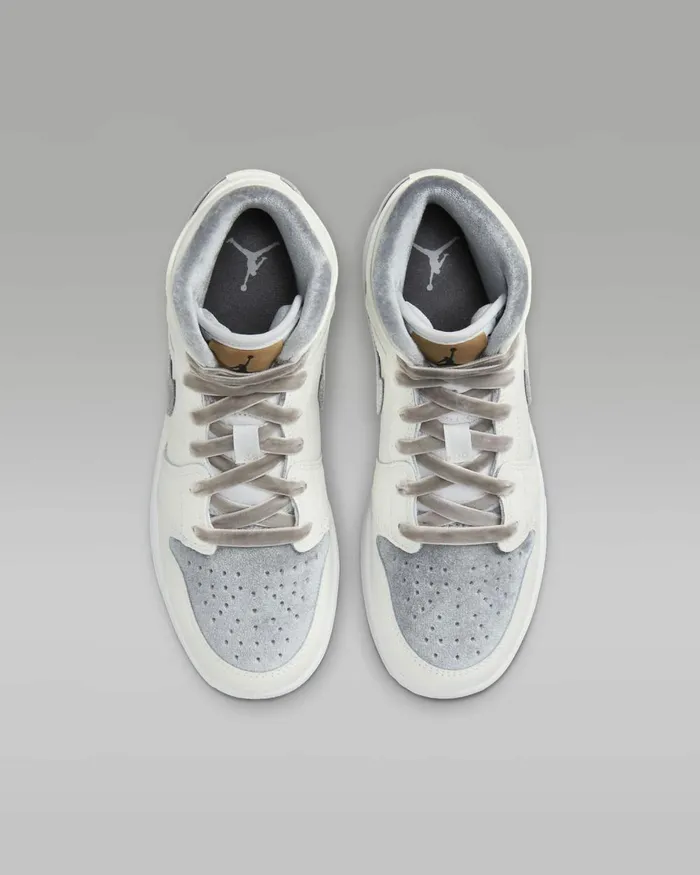 Kids Nike Jordan Air Jordan 1 Mid SE Sailmetallic Goldflat Pewter