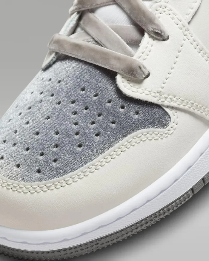 Kids Nike Jordan Air Jordan 1 Mid SE Sailmetallic Goldflat Pewter