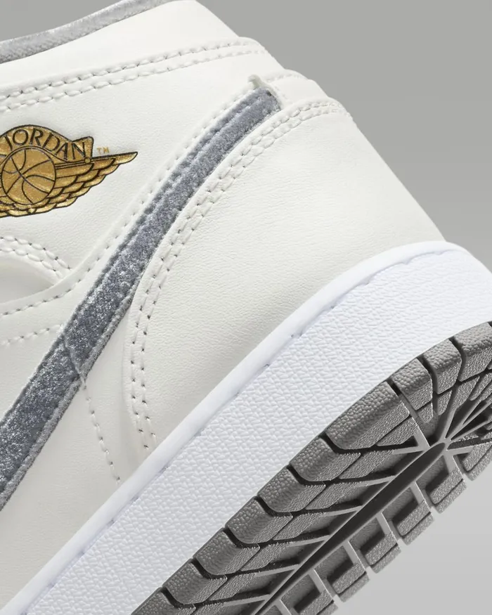 Kids Nike Jordan Air Jordan 1 Mid SE Sailmetallic Goldflat Pewter