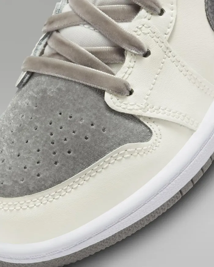 Kids Nike Jordan Jordan 1 Mid SE Sailmetallic Goldflat Pewter