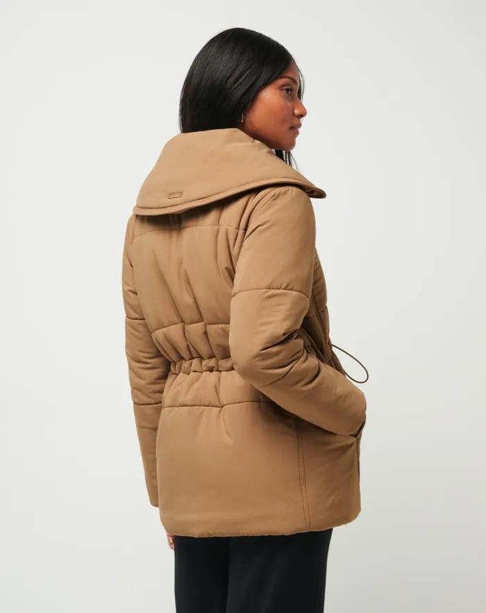 Women Jackets TravisMathew MONT BLANC LONG PUFFER Tigers Eye Women Jackets TravisMathew MONT BLANC LONG PUFFER Tigers Eye
