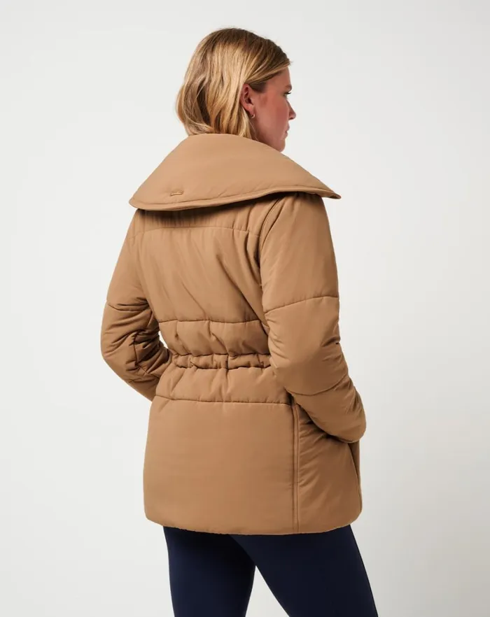 Women Jackets TravisMathew MONT BLANC LONG PUFFER Tigers Eye Women Jackets TravisMathew MONT BLANC LONG PUFFER Tigers Eye